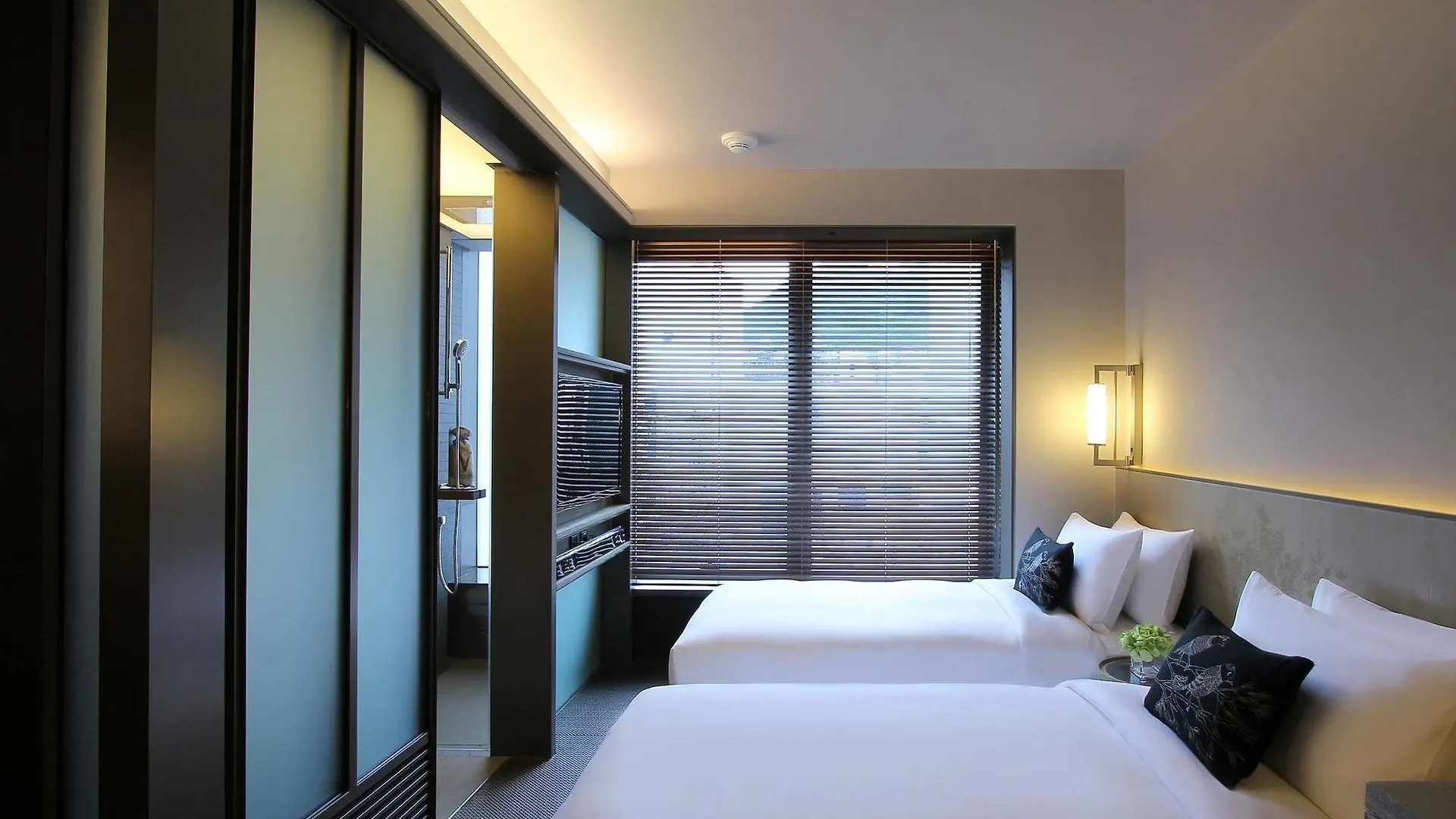 V Wanchai2 Hotel Hong Kong 4*,